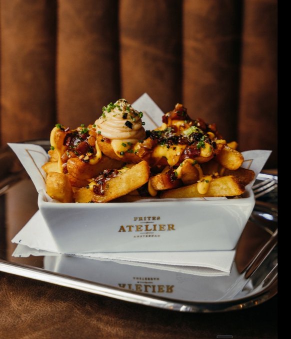 Papas Frites Atelier con toppings en caja blanca