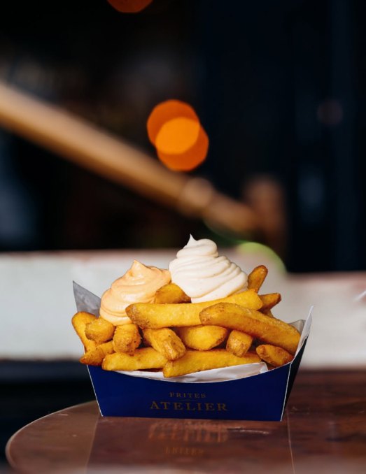 Papas Frites Atelier con dos aderezos