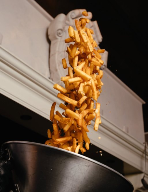 Papas Frites Atelier saltando de la sartén