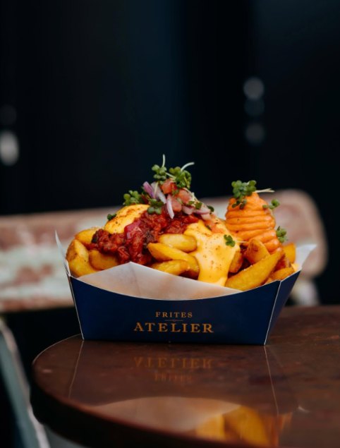 Papas Frites Atelier con queso y salsa