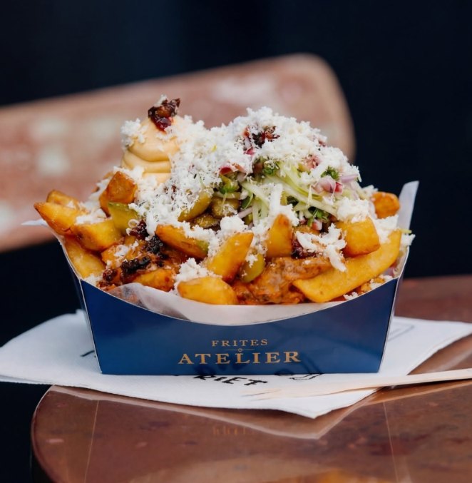 Papas Frites Atelier servidas en su caja azul