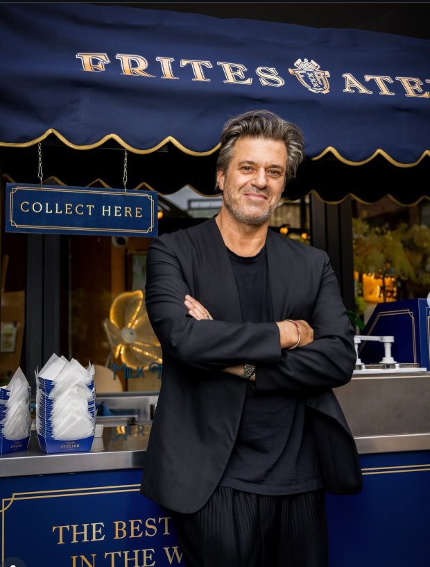 Sergio Herman frente a un local de Frites Atelier